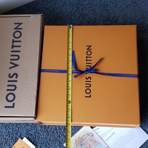 Louis Vuitton Gift Box & LV Ribbon w/ LV Gift tag - Picture 4 of 7